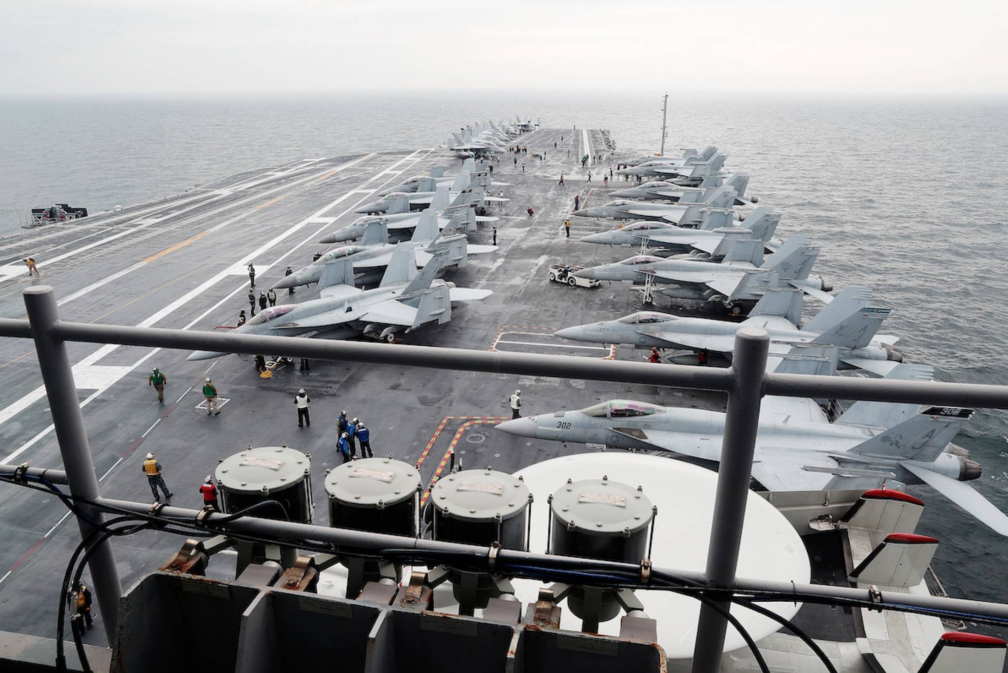 USS Gerald R. Ford to największy okręt wojenny, jaki kiedykolwiek zbudowano - ma 332,8 metra długości i 100 tys. ton wyporności oraz napęd atomowy. Na statku znajduje się 4,5 tys. członków załogi, 90 myśliwców F-35 oraz śmigłowców.