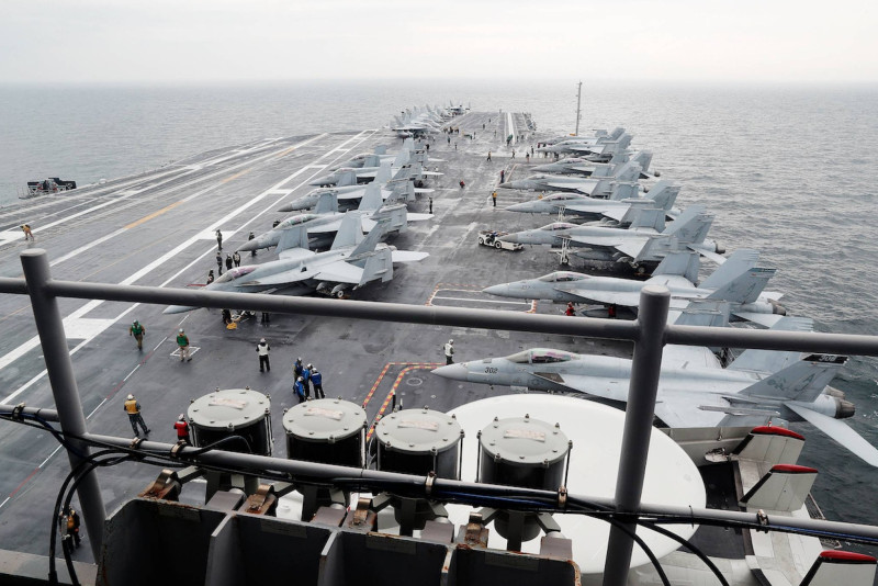 USS Gerald R. Ford to największy okręt wojenny, jaki kiedykolwiek zbudowano - ma 332,8 metra długości i 100 tys. ton wyporności oraz napęd atomowy. Na statku znajduje się 4,5 tys. członków załogi, 90 myśliwców F-35 oraz śmigłowców.