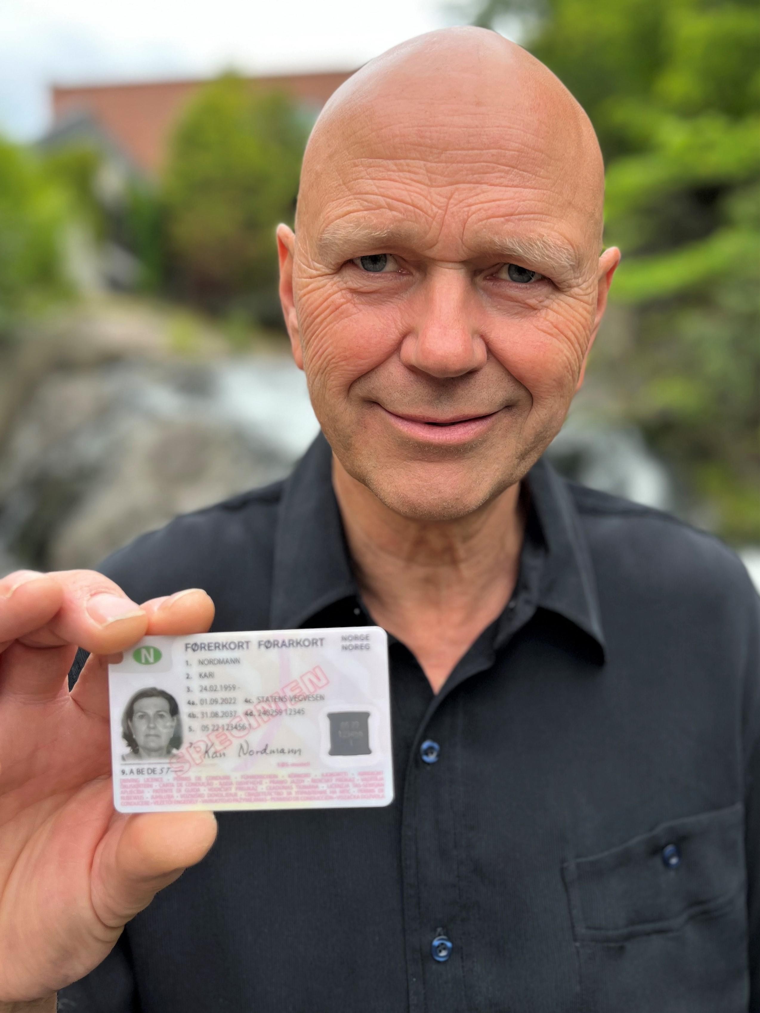 Najnowsza wersja dokumentu posiada kod QR, unikalny numer seryjny, optycznie zmienny element zabezpieczający oraz nowy wzór zabezpieczeń.