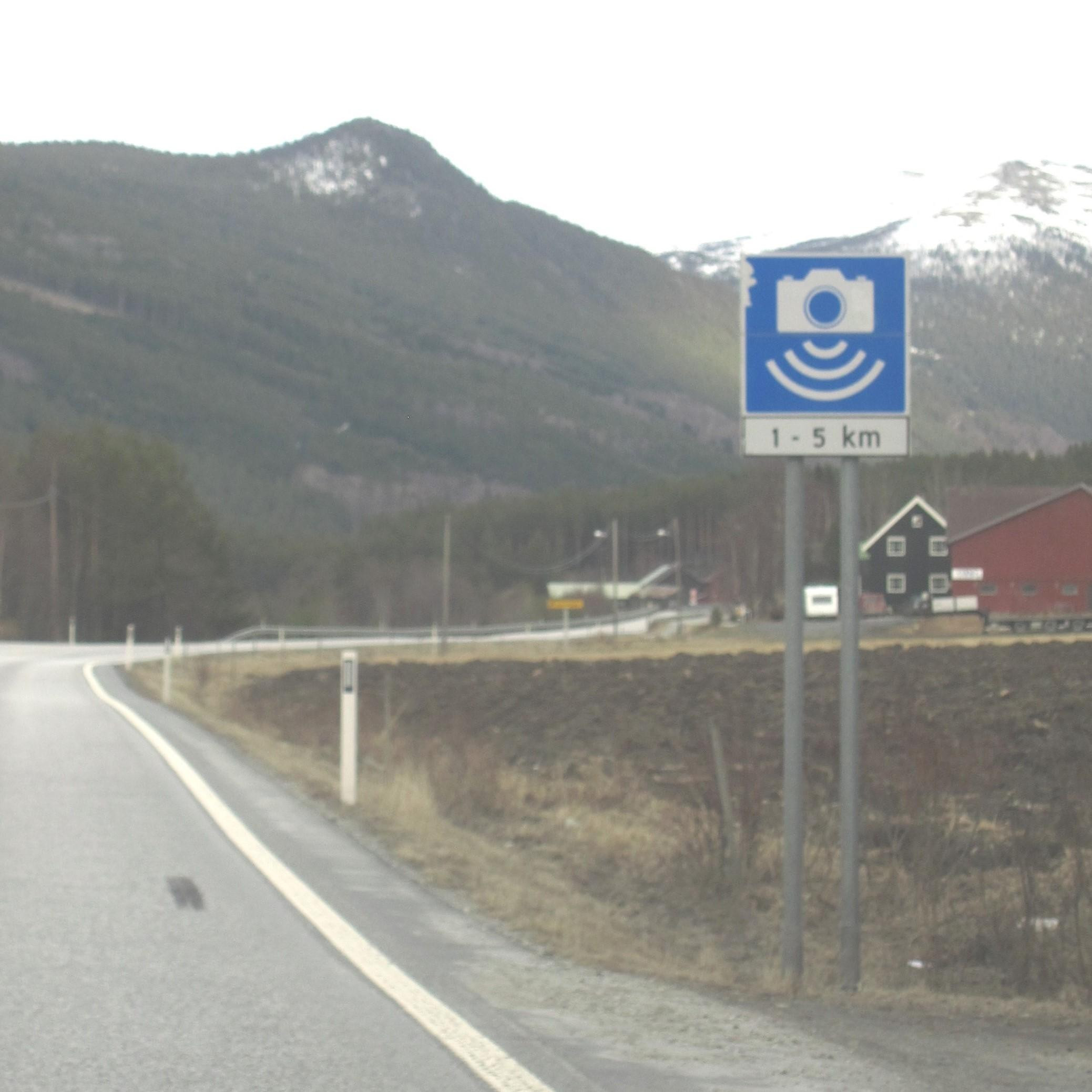 Kierowcy przekraczają prędkość, pomimo licznych informacji o występowaniu fotoradarów.