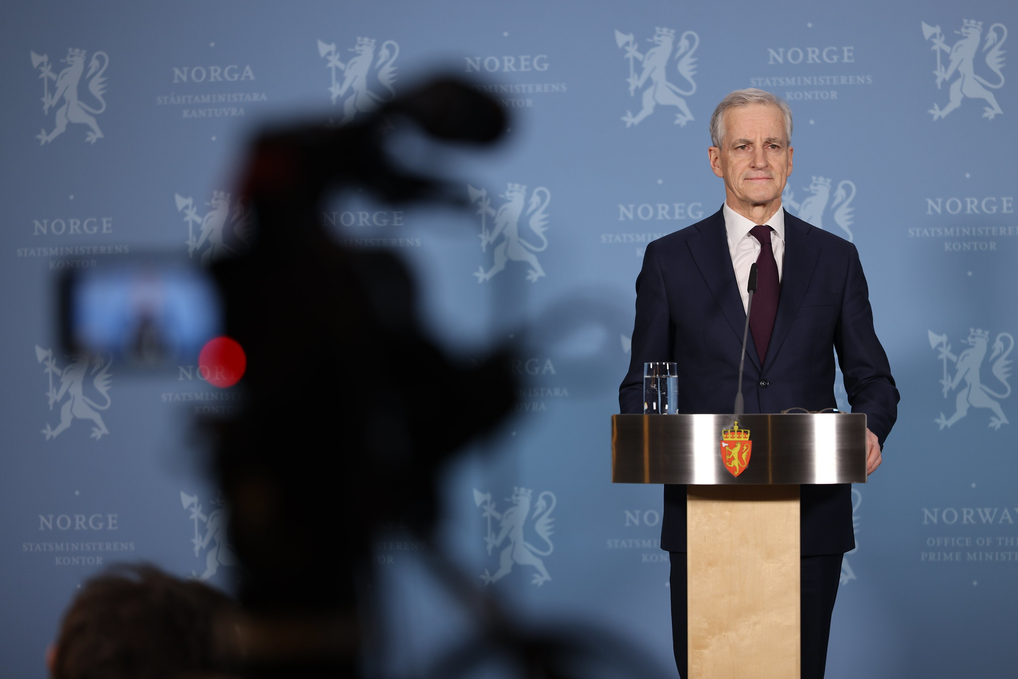 Darbo partija sudaro mažumos vyriausybę. Norint paremti vyriausybės projektus, įskaitant biudžeto įstatymą, reikia kompromiso su kitomis partijomis.