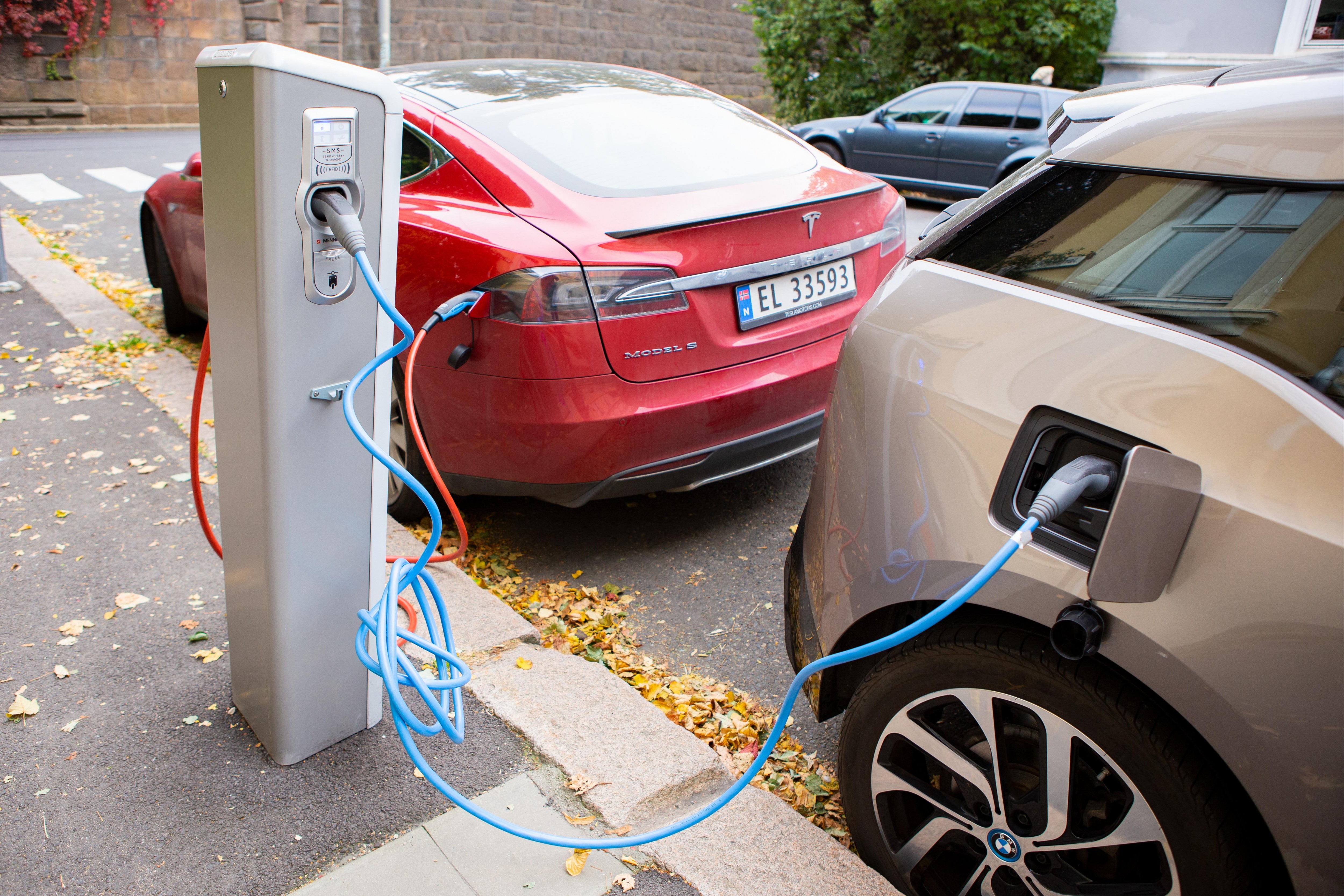 Nawykiem pozwalającym na oszczędność jest także ładowanie samochodów elektrycznych w nocy, kiedy zużycie prądu jest najniższe w ciągu dnia.