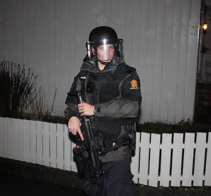 uzbrojony policjant uzbrojony policjant