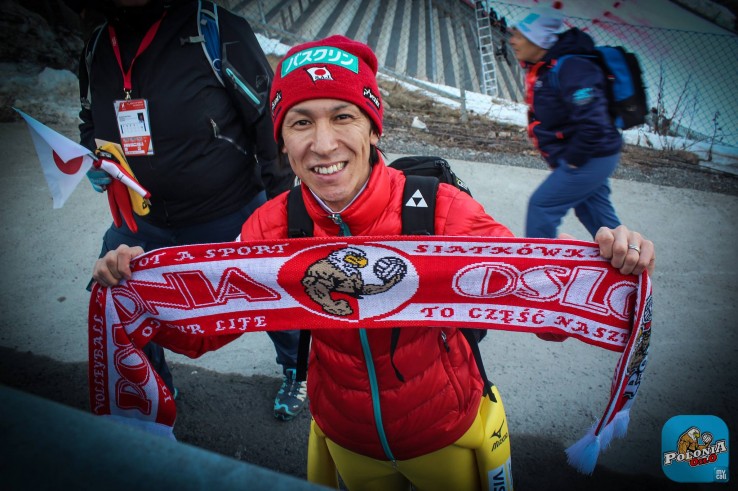 Noriaki Kasai z szalikiem klubu Polonia Oslo. Noriaki Kasai z szalikiem klubu Polonia Oslo.