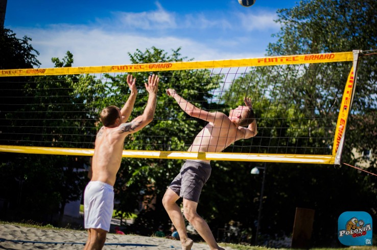 Siatkówka plażowa w dość dużym stopniu różni się od tradycyjnej odmiany tego sportu. Siatkówka plażowa w dość dużym stopniu różni się od tradycyjnej odmiany tego sportu.