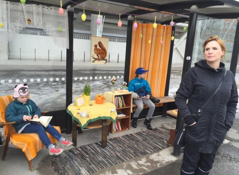 Na przystrojonym przystanku można poczytać książkę, zjeść cukierka, a nawet... przenocować.
