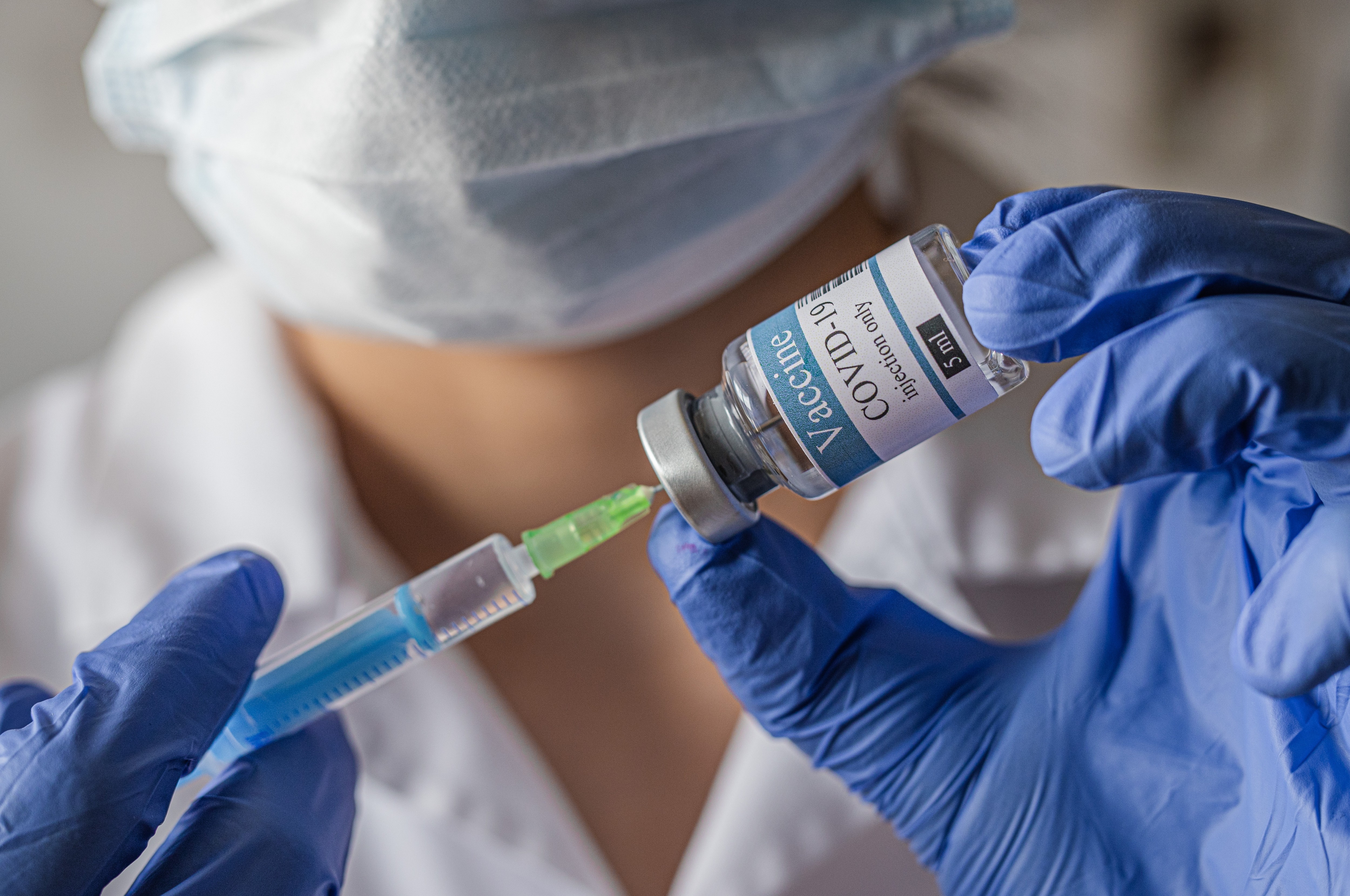 Z twierdzeniem raportu, że firmy czerpią zyski ze sprzedaży dawek szczepionek za kwoty wyższe niż koszty produkcji i odcinają krajom rozwijającym się dostęp do preparatów, nie zgodziła się firma Pfizer.