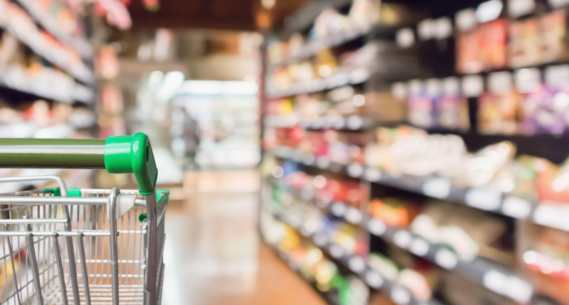 Podczas ostatniego okna cenowego wzrosły m.in. ceny mrożonek, napojów bezalkoholowych, piwa, kawy, mięsa, środków piorących, chemii gospodarczej, czekolady czy nabiału. O nawet 40 proc. w górę poszybowała cena papieru toaletowego czy płynu do naczyń.