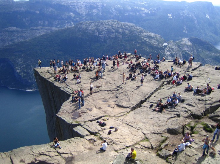 Turyści na Preikestolen Turyści na Preikestolen