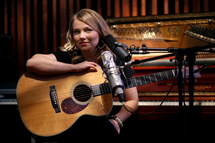 Lene Marlin w studio nagraniowym Lene Marlin w studio nagraniowym