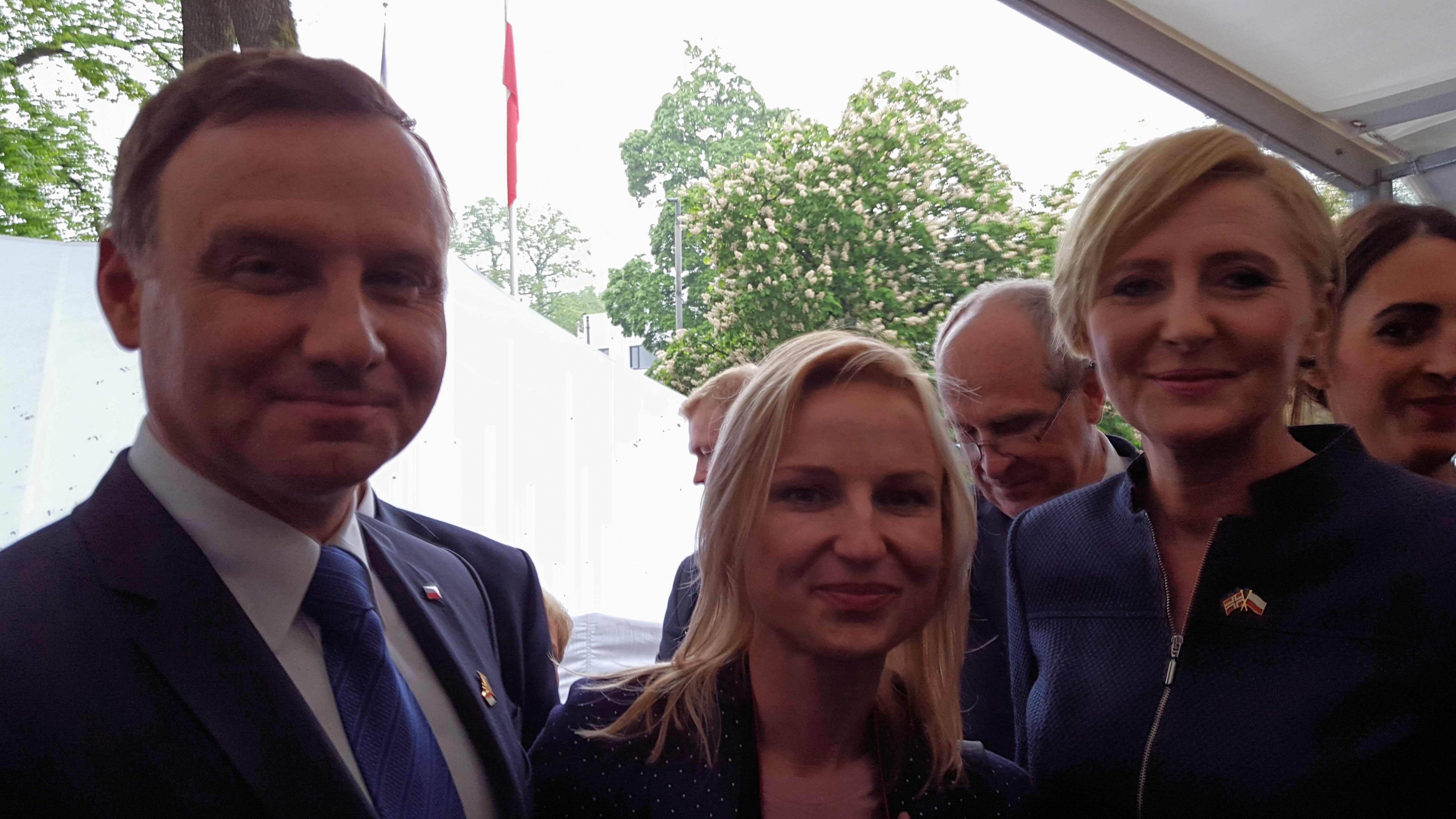 Red. naczelna Mojej Norwegii pozuje z parą prezydencką.