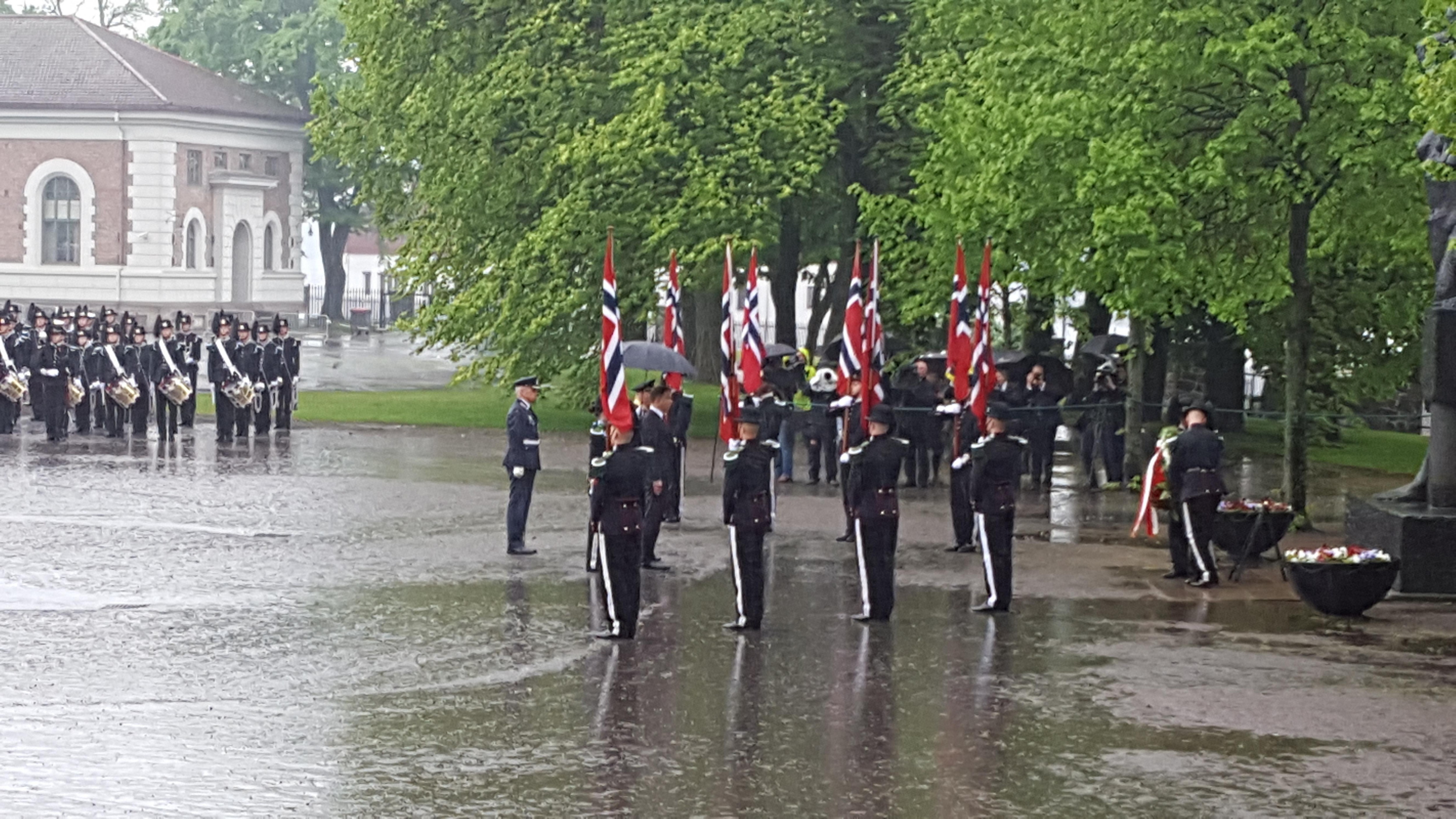 Składanie wieńców. Niestety pogoda nie dopisuje.