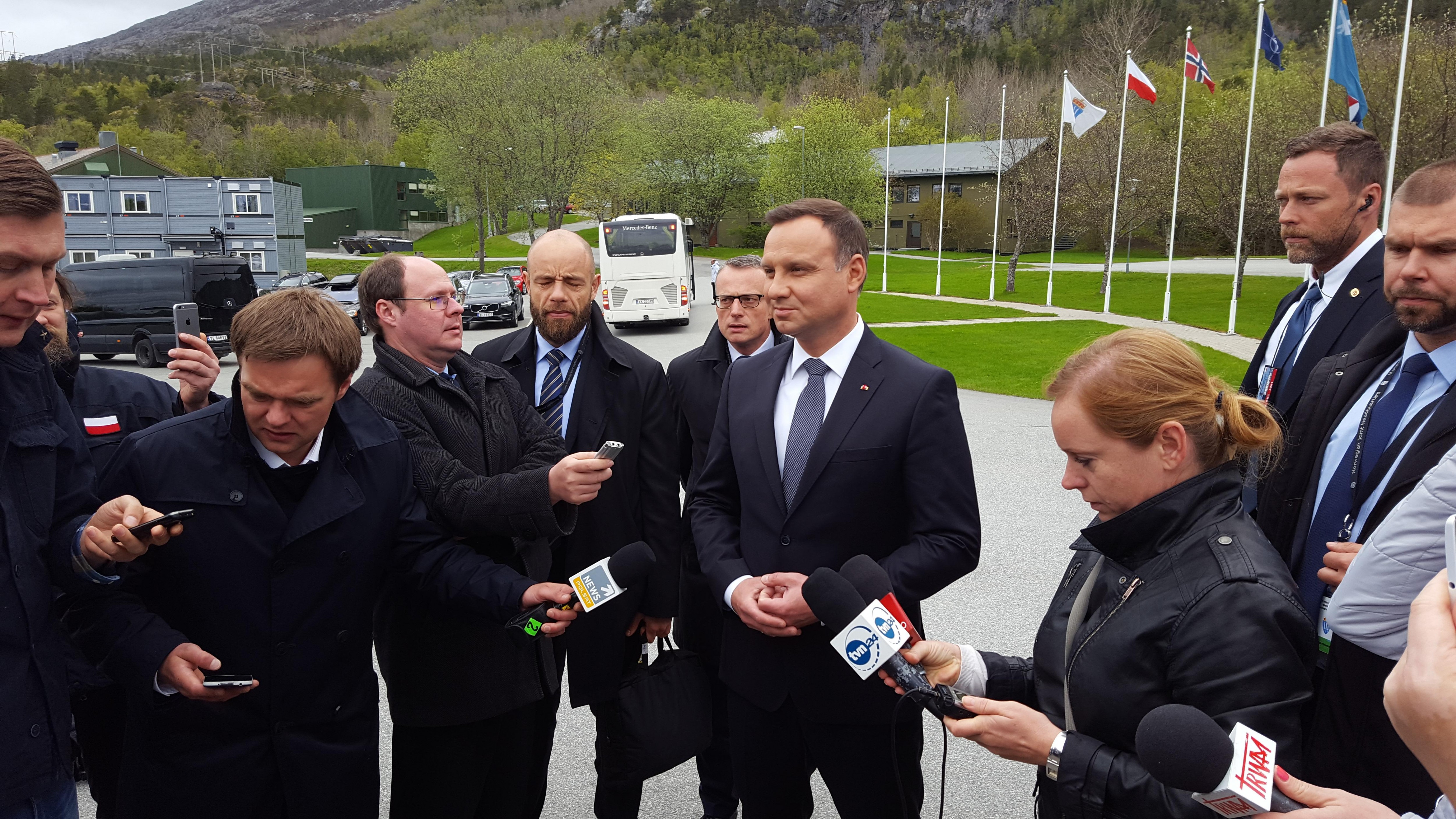 Andrzej Duda udziela mediom wypowiedzi.