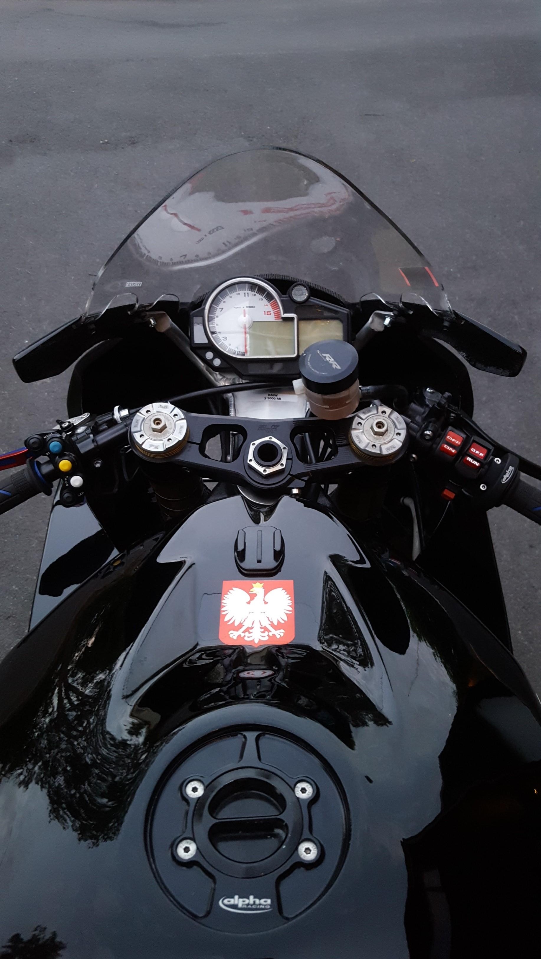 Zawodnik nie zapomniał o umieszczeniu na motorze polskich akcentów