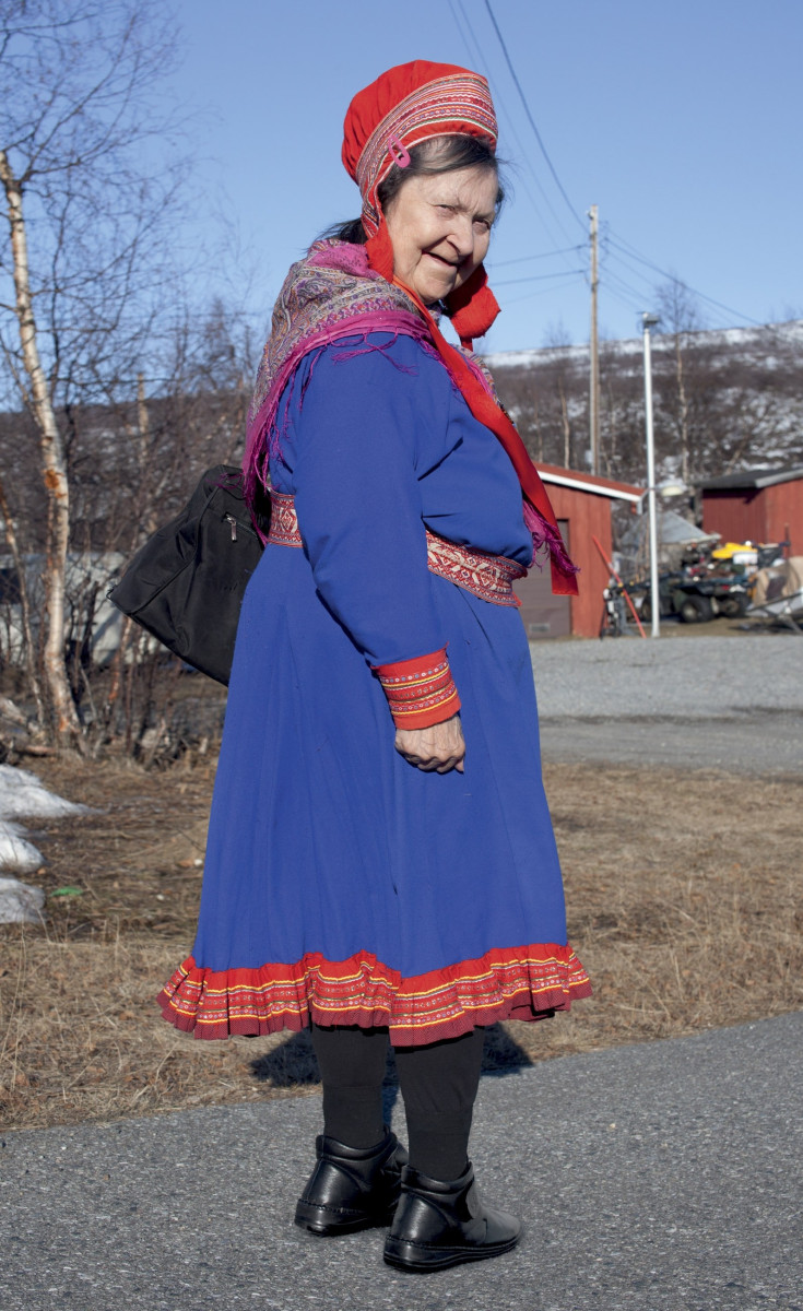 Ellen Guttormsen z Maze w gakti, tradycyjnym saamskim stroju