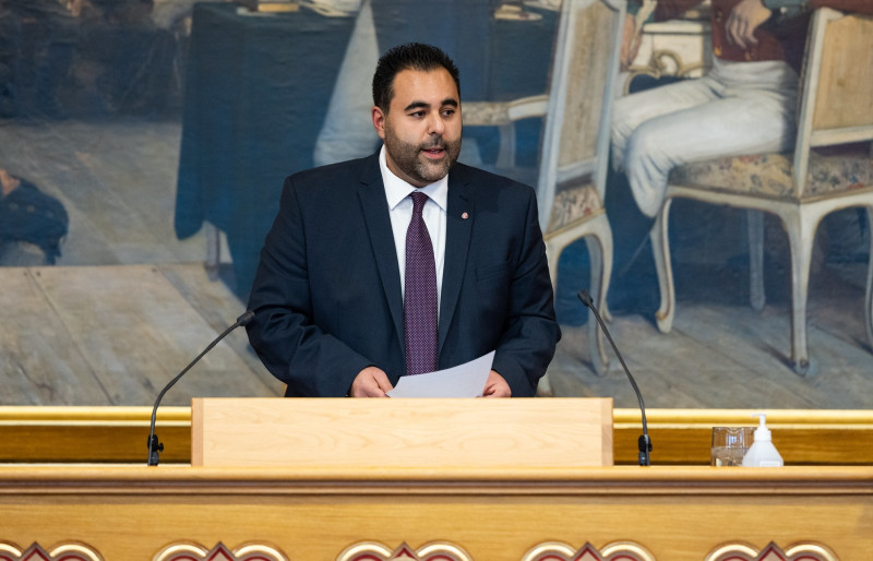 Masud Gharahkhani prowadzi swoje pierwsze posiedzenie Stortingu.