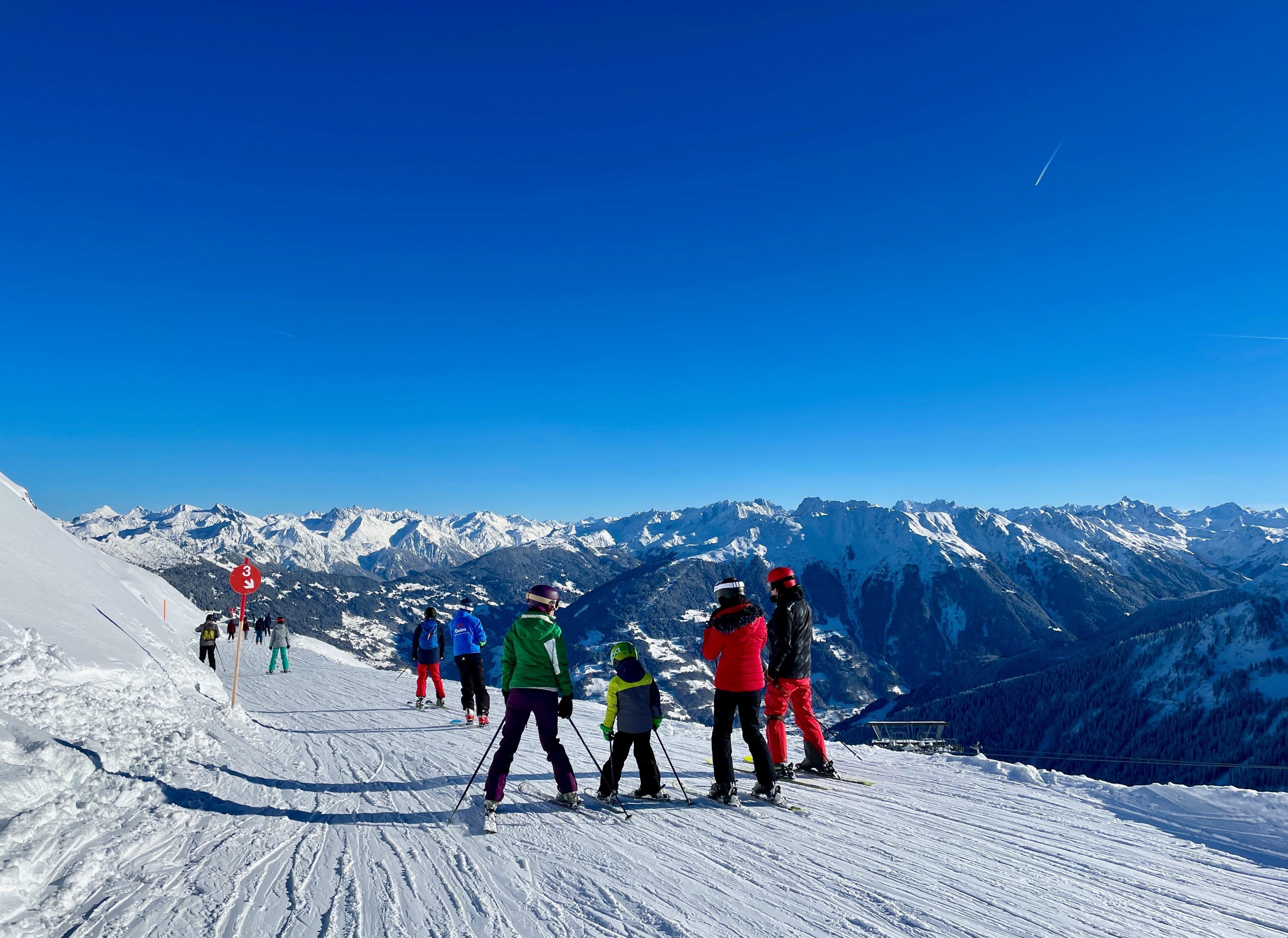 Ryzyko rośnie przy dużej liczbie osób na trasie.