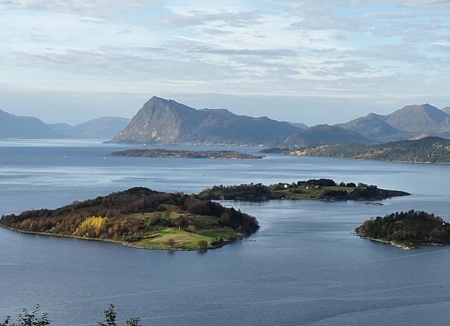 Raudøya i Ørstafjorde w okolicy Sunnmøre.