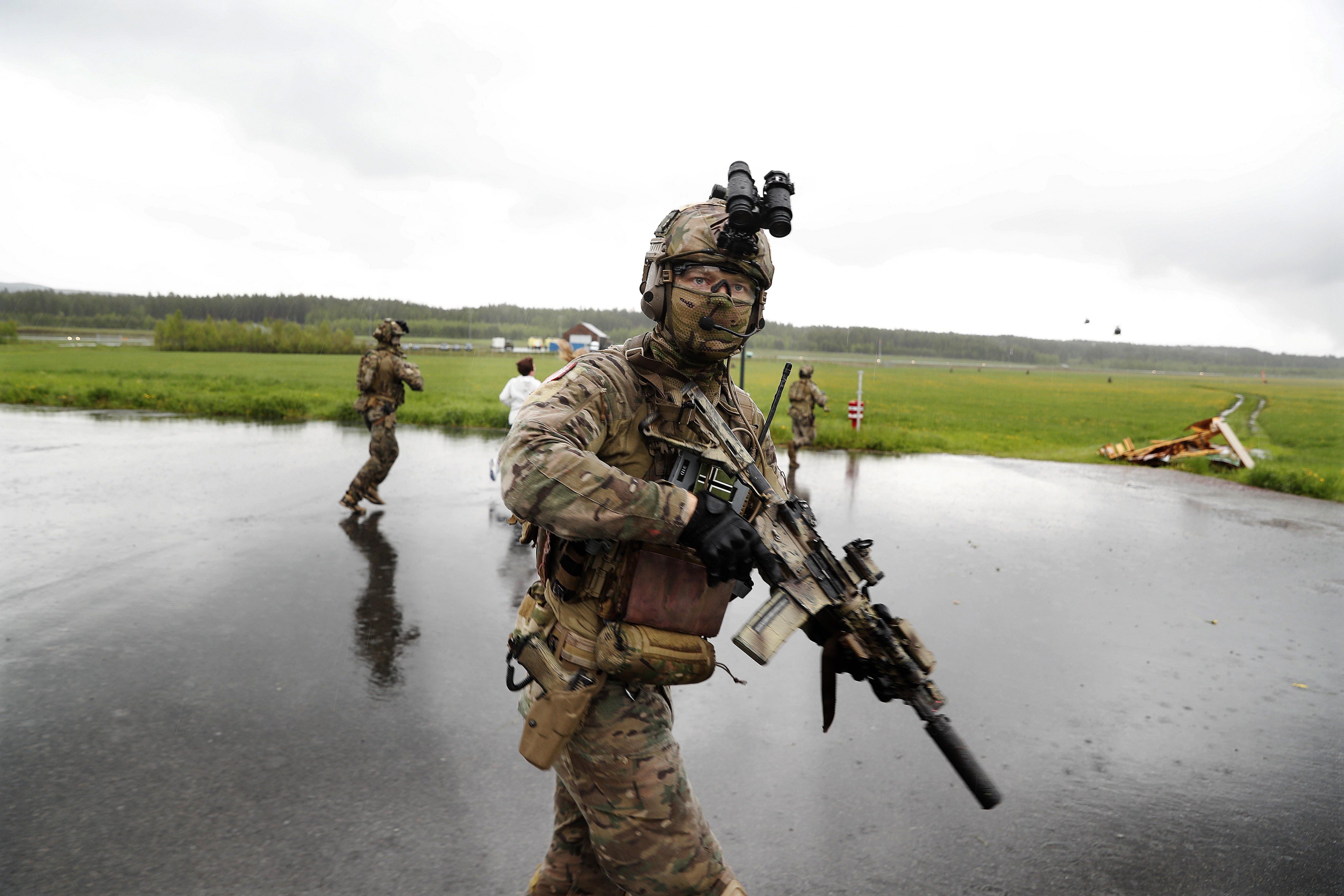 W wyniku wzrostu zagrożenia wywiadowczego, również działań przy użyciu dronów, norweska infrastruktura krytyczna została zabezpieczona przez wojsko i policję.