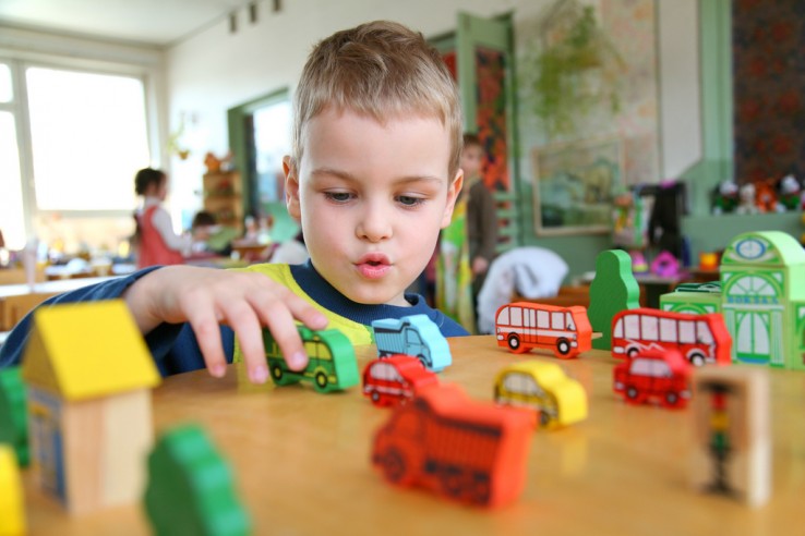 dziecko bawiące się w w przedszkolu dziecko bawiące się w w przedszkolu