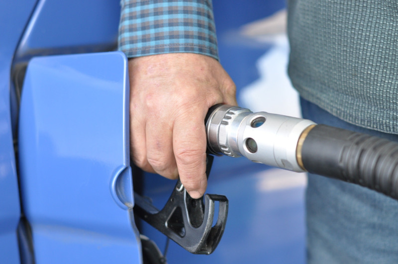 Sprzedaż obu paliw spadła w porównaniu do sierpnia 2022 roku o 6,2 proc.