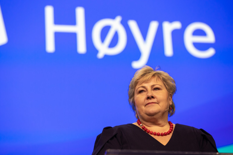 Od czasu utworzenia nowego rządu Støre stopniowo traci na popularności, a zyskuje znów Solberg.