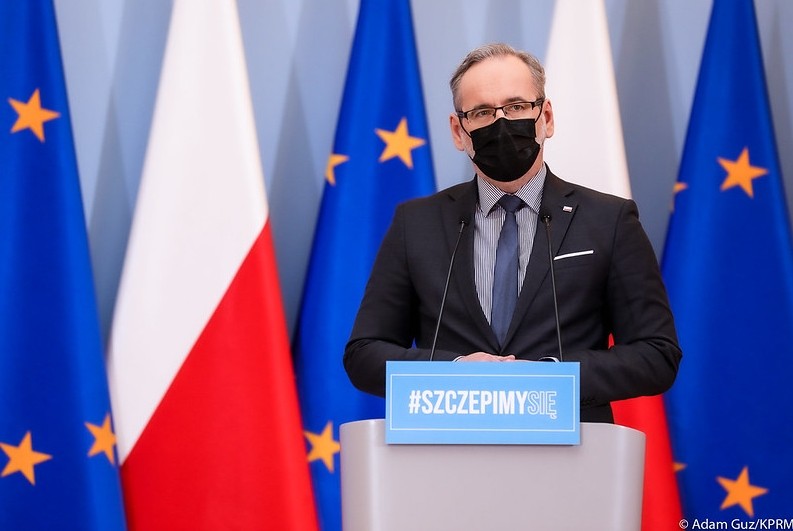 – Za nami jest już apogeum piątej fali. To przesilenie potwierdza się w każdym wymiarze, pod względem liczby nowych zakażeń, testów, zleceń POZ na test – powiedział Adam Niedzielski.