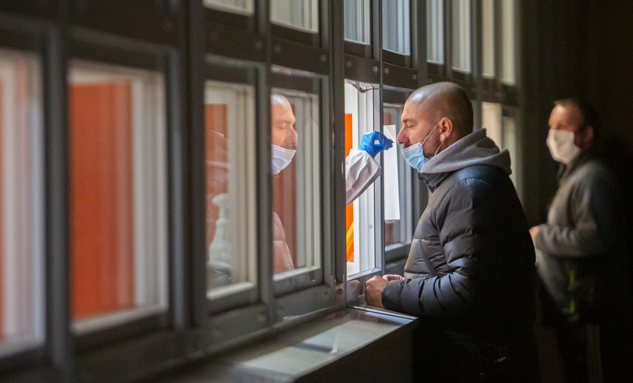 FHI spodziewa się, że wzrost zachorowań na COVID-19 nastąpi w okresie zimowym. Nie przewiduje jednak zaostrzenia ogólnej sytuacji epidemicznej.