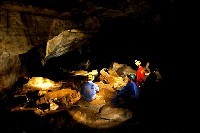 Odpoczynek grotołazów podczas wędrówki po Setergrotta Odpoczynek grotołazów podczas wędrówki po Setergrotta