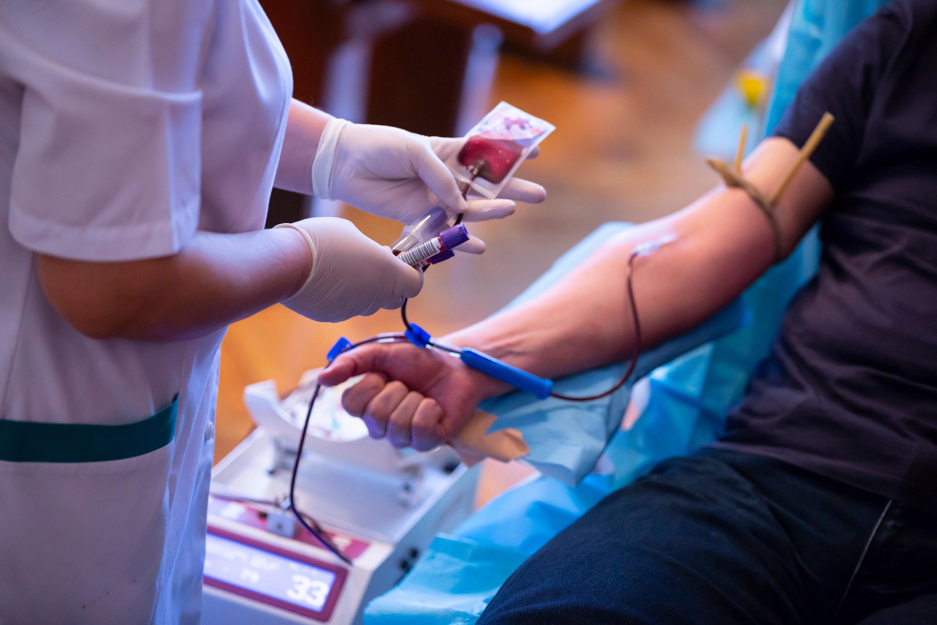 Kwarantannie przed oddaniem krwi poddawane są także osoby, które m.in. zrobiły sobie piercing lub podróżowały do państw, w których powszechne są choroby zakaźne przenoszone przez krew.
