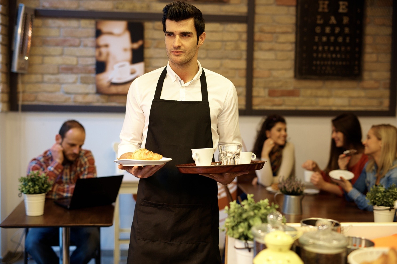 Branża gastronomiczna i hotelarska najmocniej odczuły kryzys już w marcu. Obecnie sytuacja powtarza się.