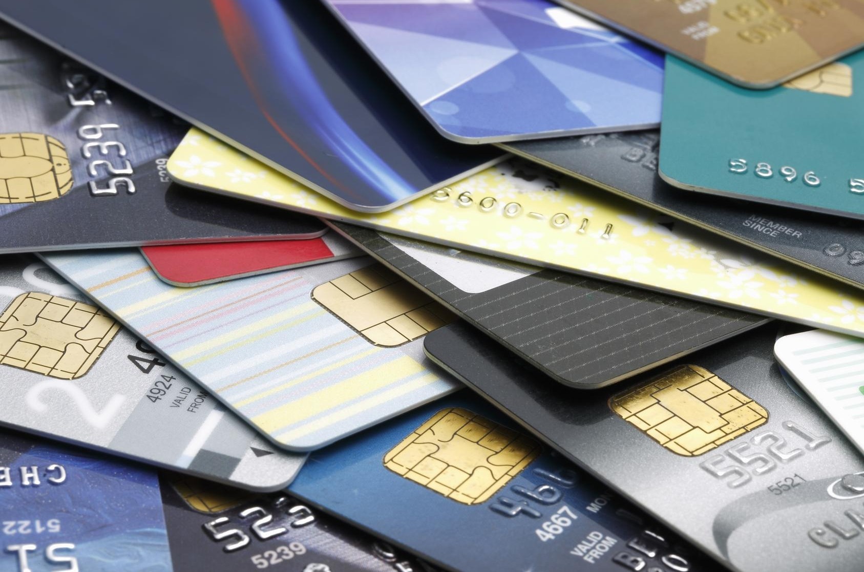 Banki szacują, że w 2022 roku 3,5 miliona ludzi straciło status milionerów dolarowych. 