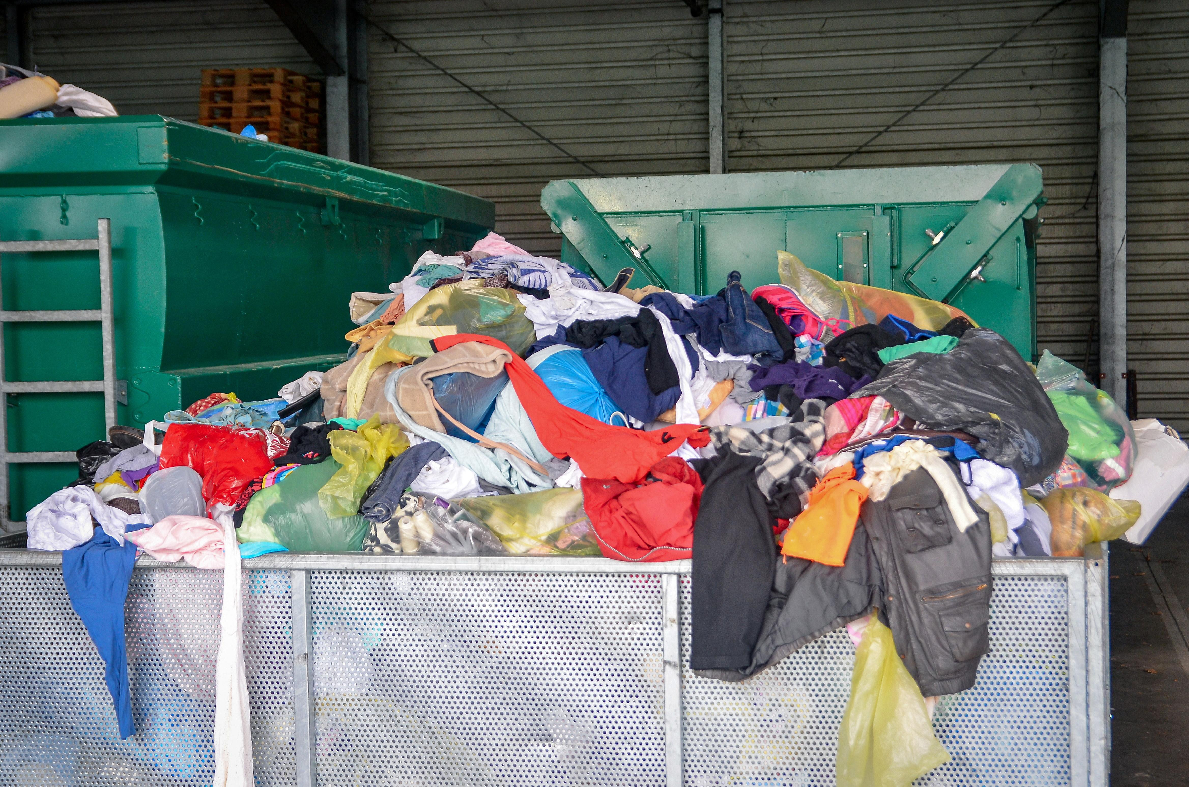 Tekstilės mikroplastikas yra vienas pagrindinių mikroplastiko šaltinių vandenynuose.
