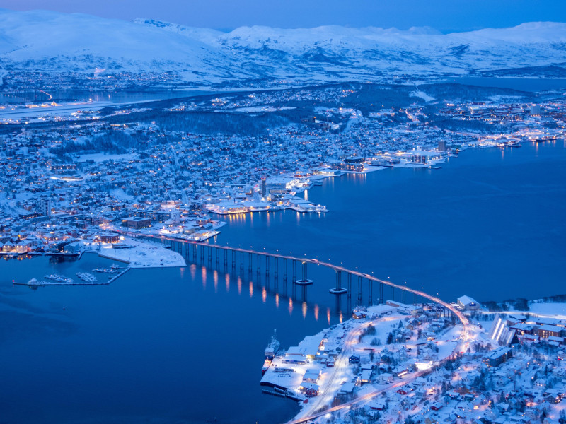 Według stanu z 2020 roku, Troms og Finnmark zamieszkiwały 243 311 osoby.