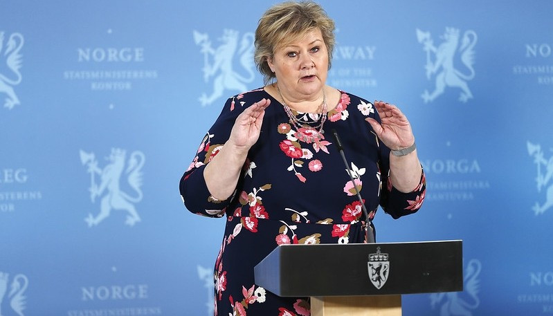 2 września Erna Solberg ogłosiła pozostanie na trzecim z czterech etapów otwarcia Norwegii. Decyzję podjęto na podstawie zaleceń FHI i Helsedirektoratet. Solberg poinformowała, że obecnie przybywa w Norwegii zakażeń wariantem delta