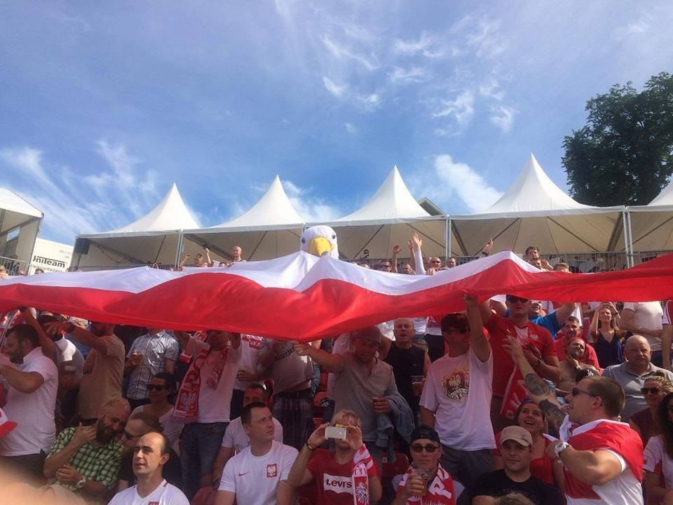 Polonia już pokazała, że w strefie kibica doping jest naprawdę gorący./ Na zdjęciu strefa kibica podczas Euro 2016