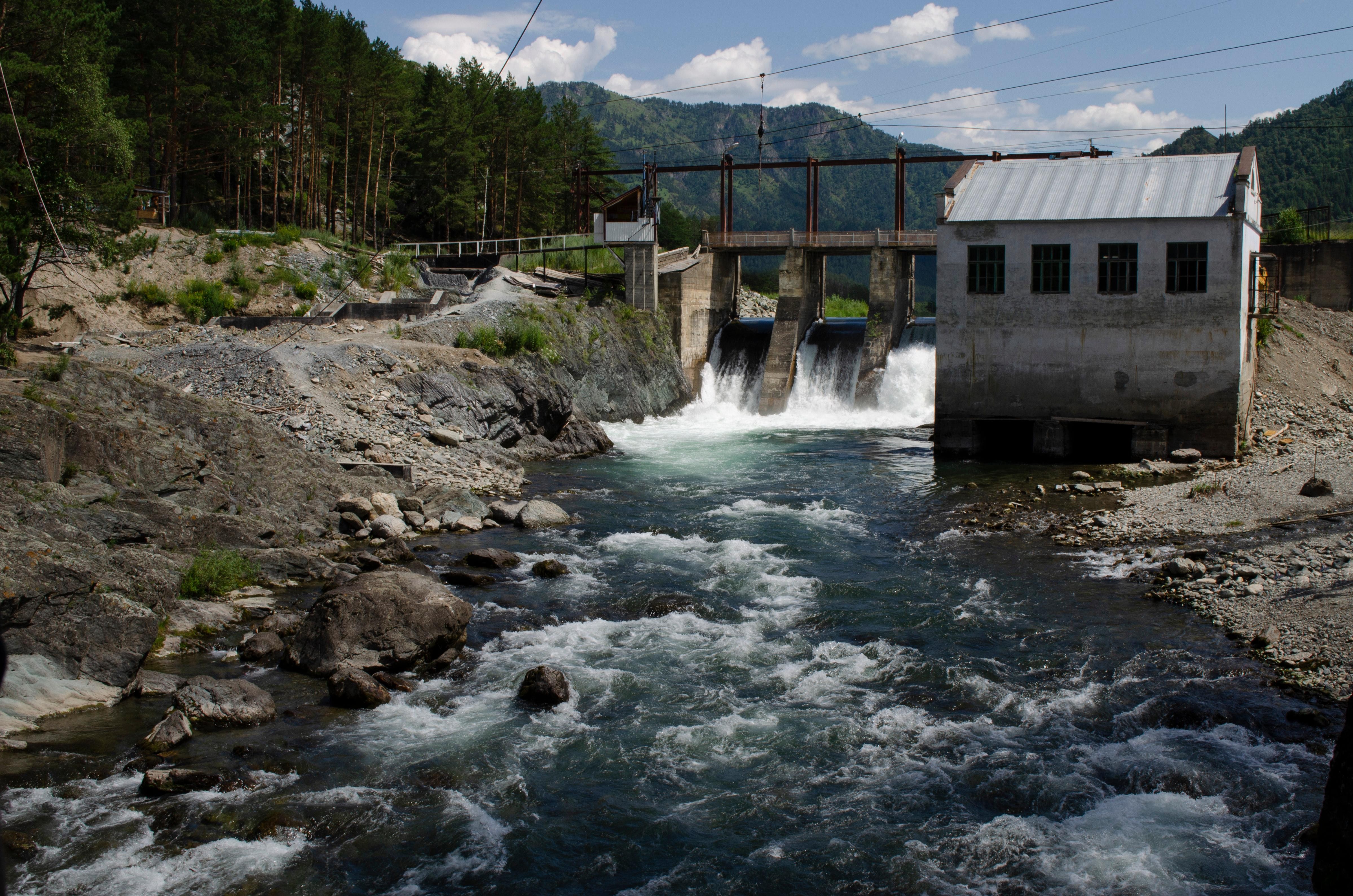 Przedsiębiorstwa zajmujące się hydroelektrowniami zwracają uwagę, że eksportowanie energii możliwe jest dzięki pracy turbin rzecznych. Tego typu infrastruktura nie jest regulowana, a jej funkcjonowanie nie zależy od stanu zbiorników wodnych.