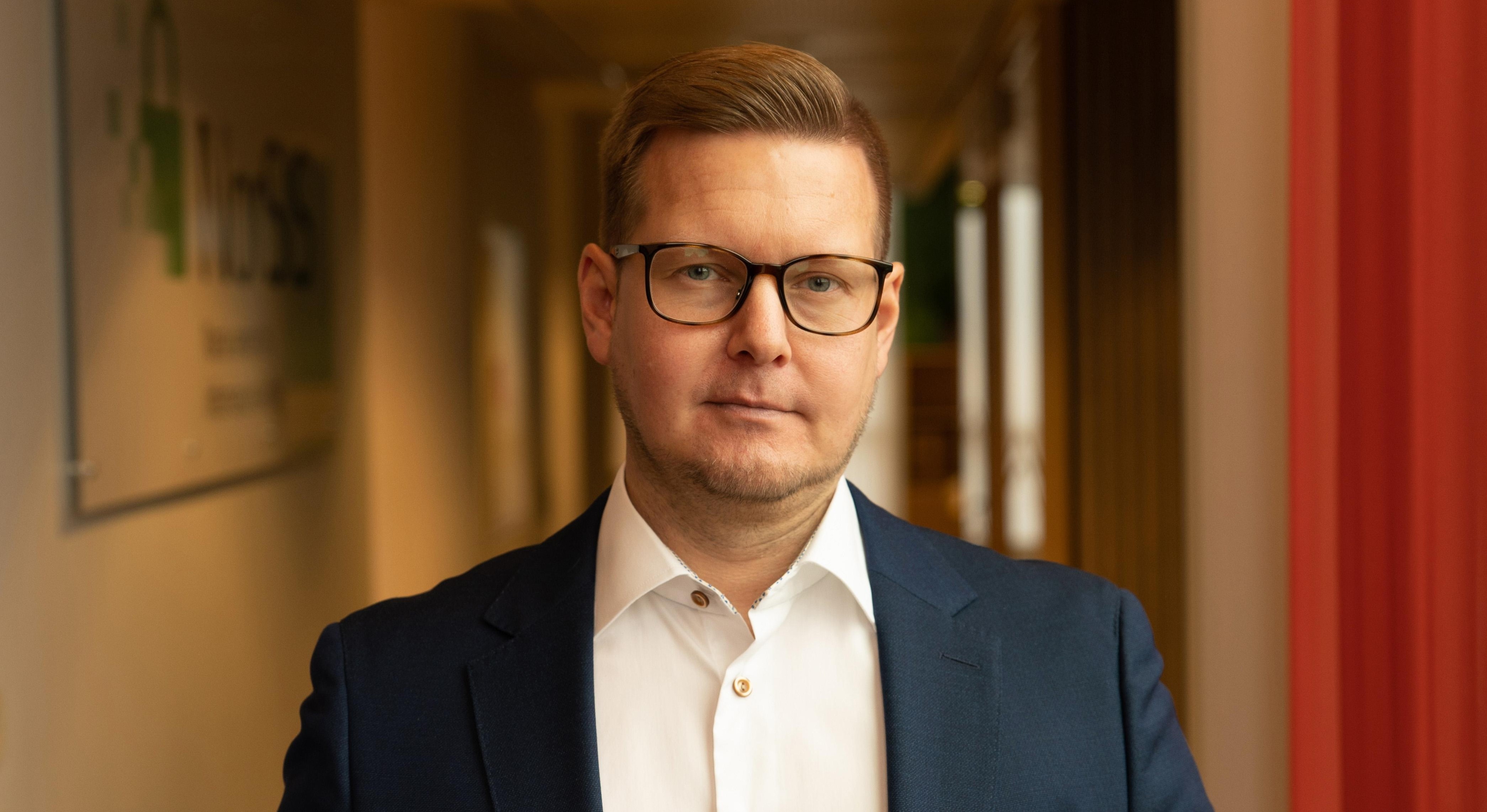 Szef NorSiS informuje, że oszuści działają profesjonalnie, licząc, że ofiara im uwierzy.