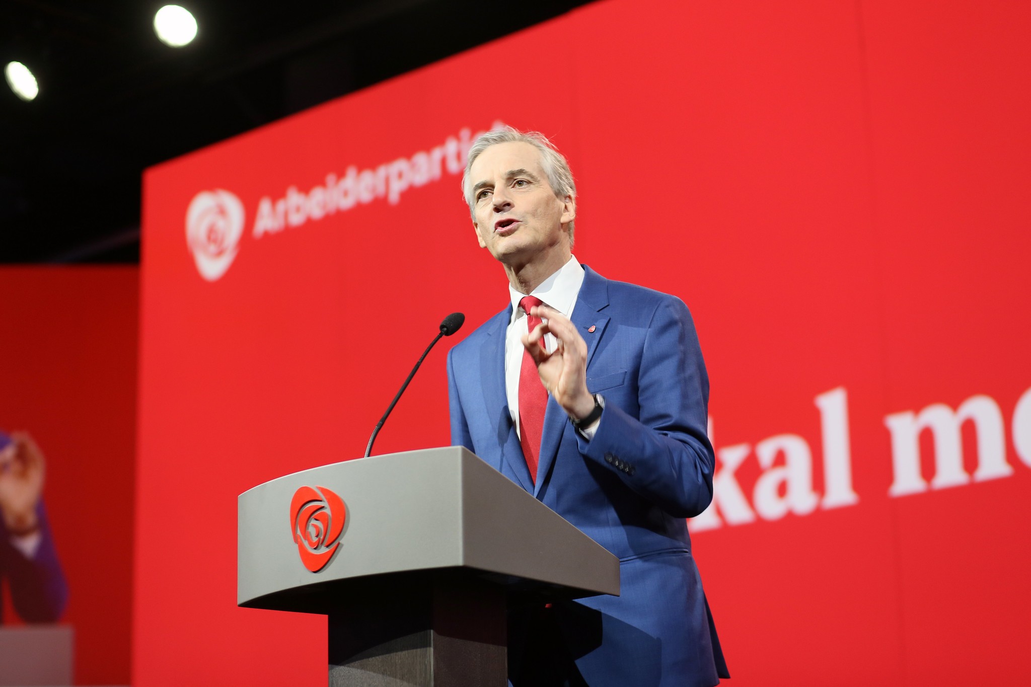 W ciągu trzech miesięcy nie zmieniła się liczba zadowolonych z pracy premiera i wciąż wynosi 34 proc. ankietowanych.