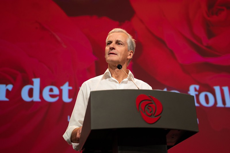 Jak obiecywał lider Partii Pracy Jonas Gahr Støre, nowy rząd ma stać bliżej obywateli i likwidować problemy, które dotykają całego społeczeństwa, a nie tylko najbogatszych.