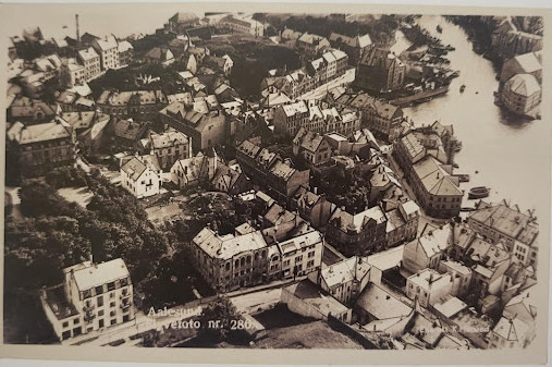 Pocztówka z Ålesund wykorzystująca zdjęcie lotnicze.