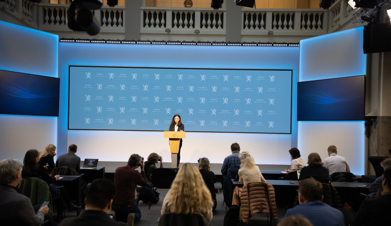 2 marca Hadia Tajik podała się do dymisji w związku z tzw. aferą mieszkaniową - Tajik otrzymywała wolne od podatku mieszkanie dla osób dojeżdżających do pracy na podstawie umowy najmu, z której nigdy nie korzystała.