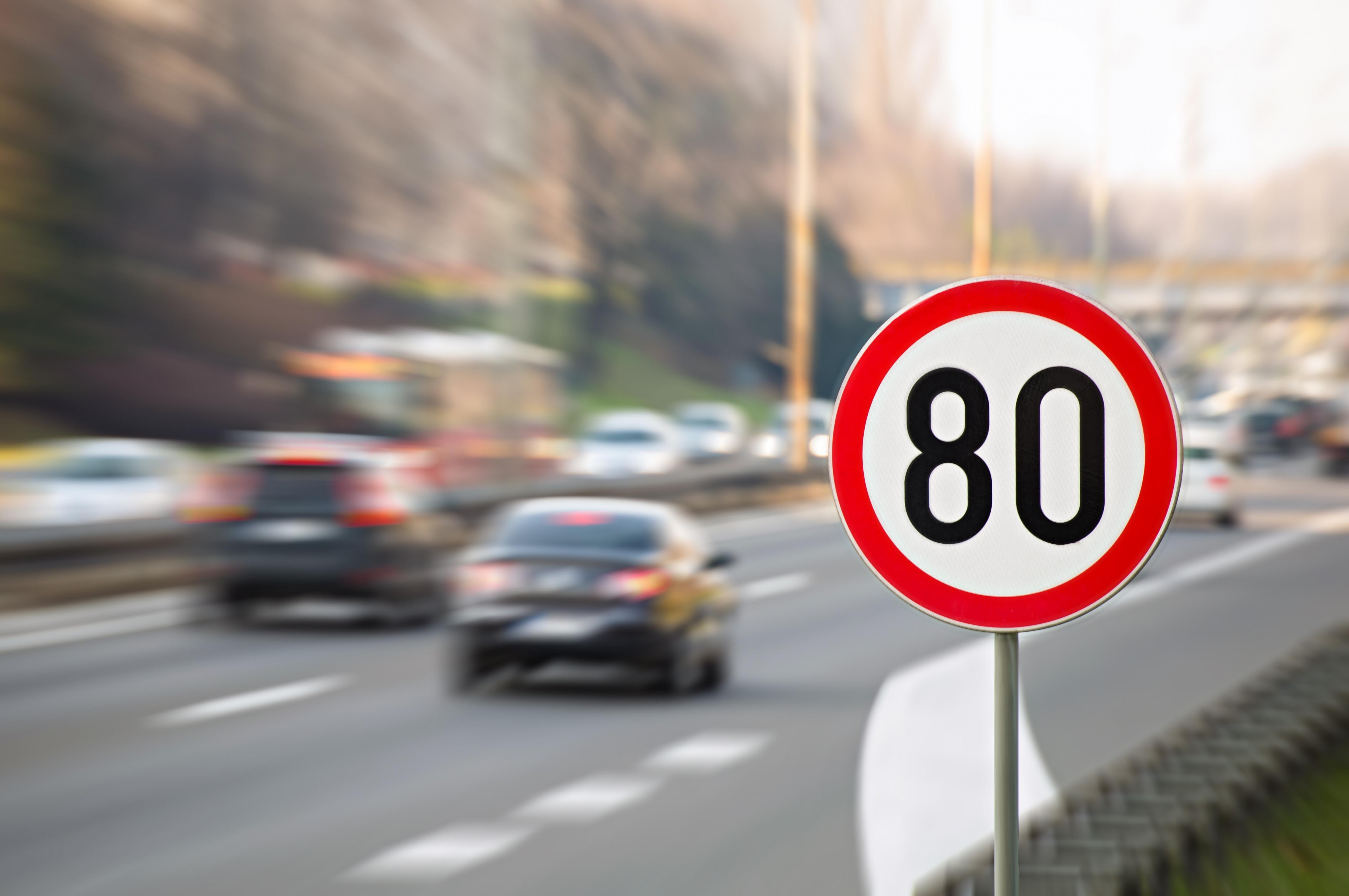 Traffic Sign Recognition System (TSR) znany również jako System Rozpoznawania Znaków Drogowych /zdjęcie poglądowe