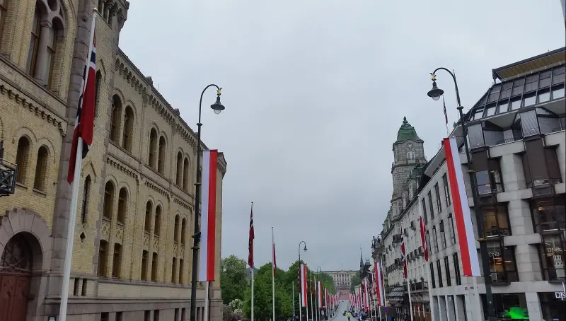 Karl Johans Gate, główna ulica w Oslo, przystrojona polskimi flagami z okazji wizyty Prezydenta RP. Maj 2016