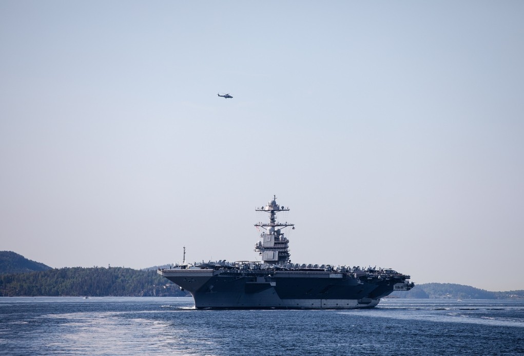 USS Gerald R. Ford wpływający na wody Oslofjorden