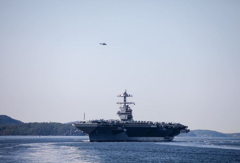 USS Gerald R. Ford wpływający na wody Oslofjorden