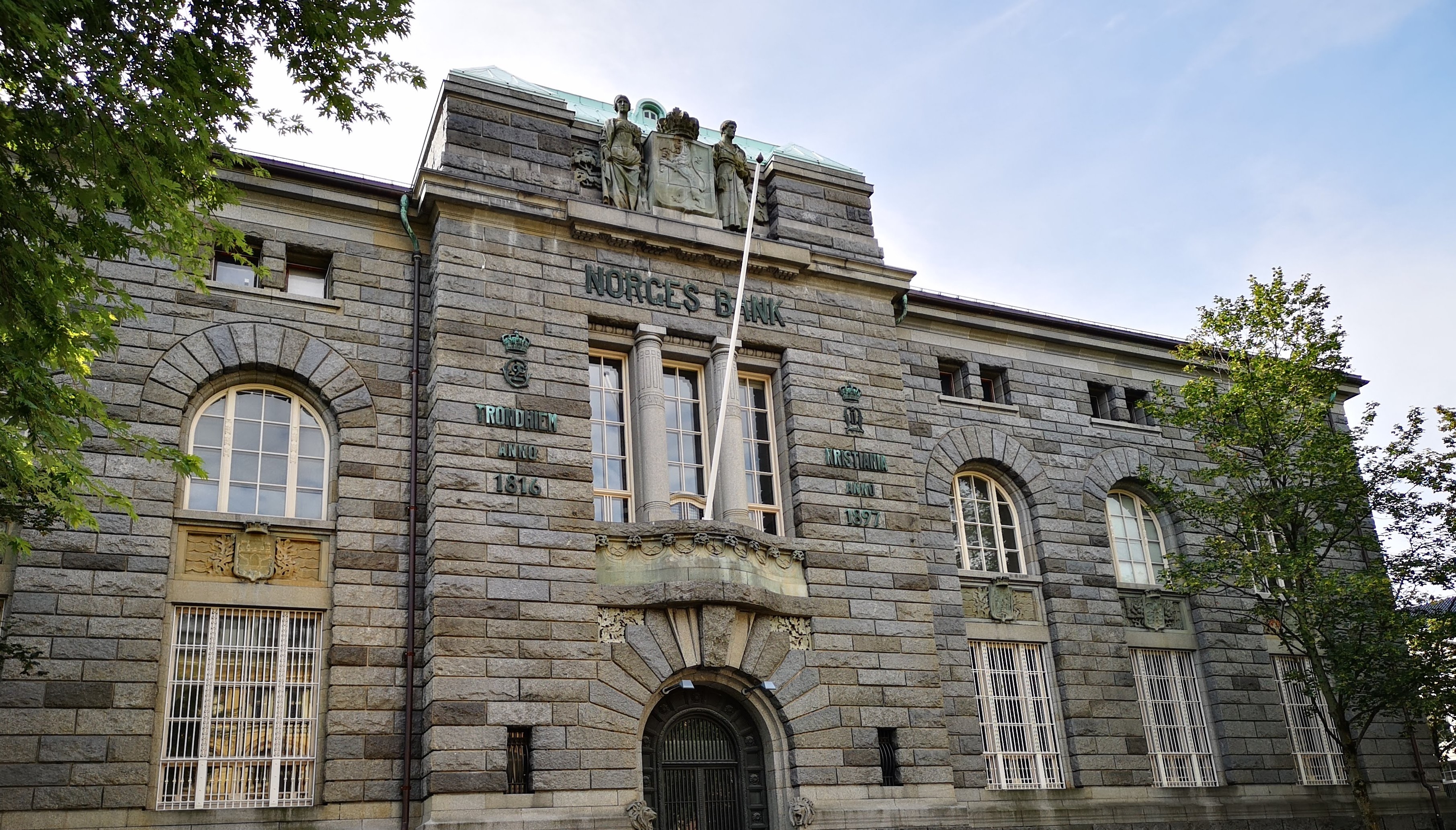 W związku z kryzysem wywołanym pandemią koronawirusa Bank Centralny Norwegii zdecydował się w marcu 2020 na obniżenie głównej stopy procentowej o 0,75 pkt procentowych, a następnie do zera procent.