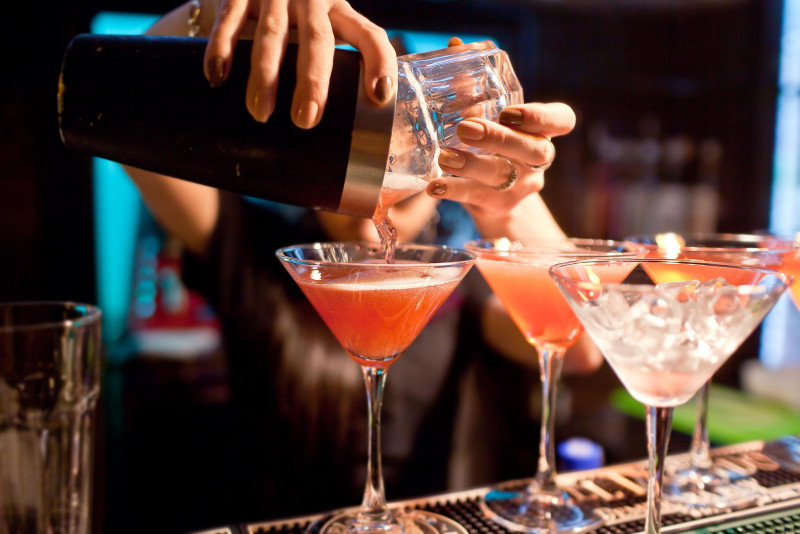 Barman to jeden z zawodów, które w zeszłym roku zaliczyły jeden z najwyższych wzrostów płac.