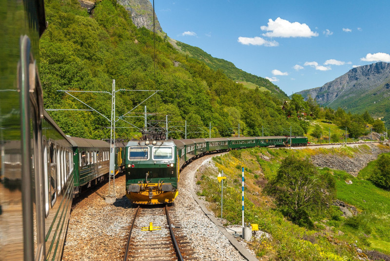 Pociągi łączą główne miasta Norwegii, a większość linii przebiega przez Oslo. 
