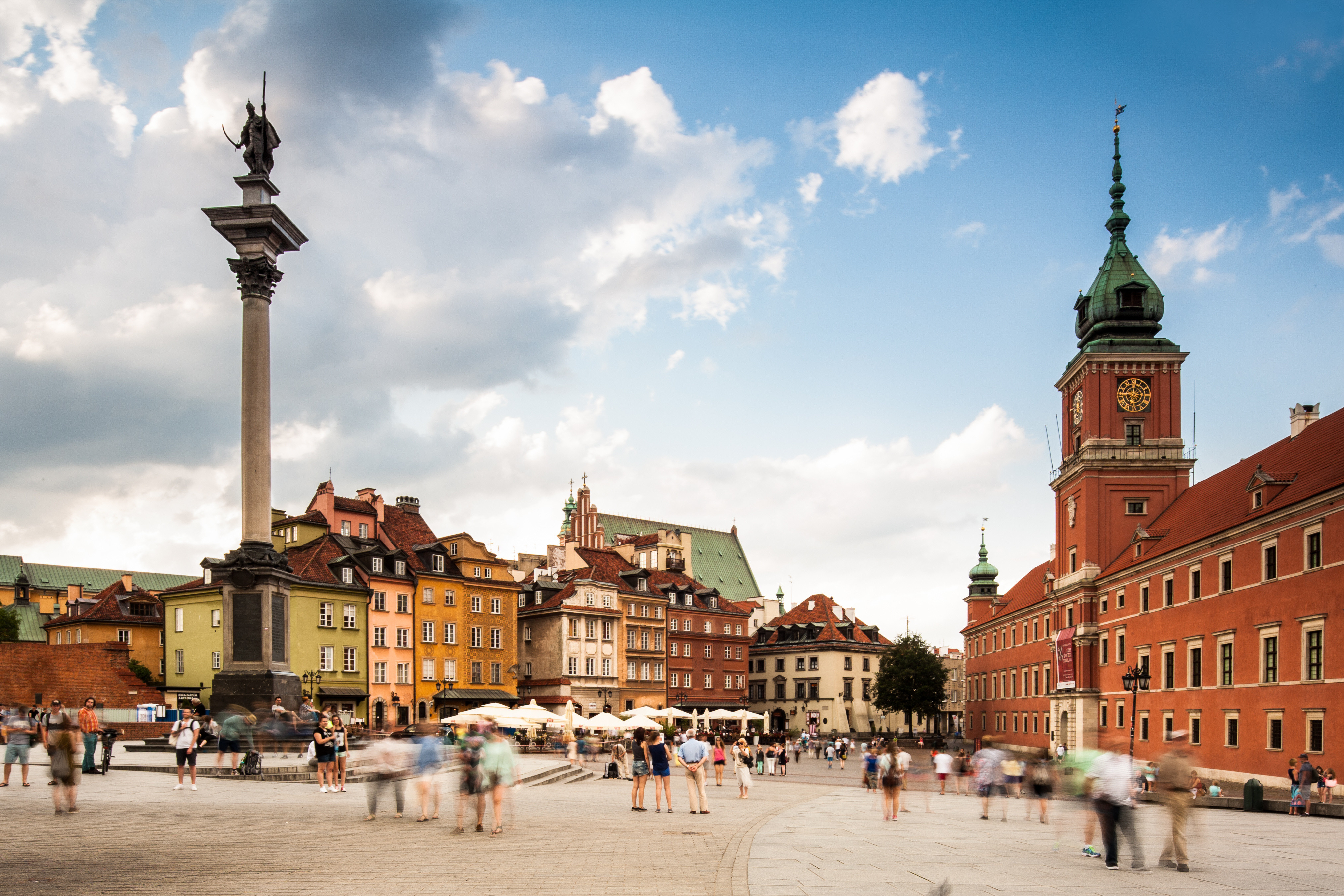 Zaznaczono niższy poziom cen usług dla turystów, w tym wyżywienia i atrakcji.